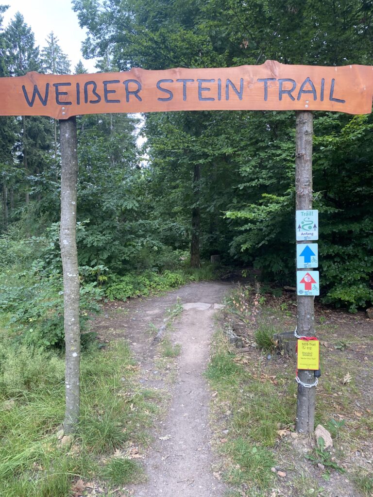 Eingang "weißer Stein Trail"