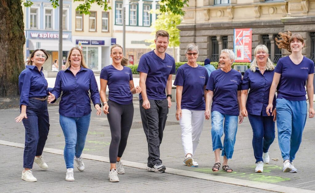 Das Team der Physiotherapiepraxis rundumfit lachend unterwegs in der Krefelder Innenstadt