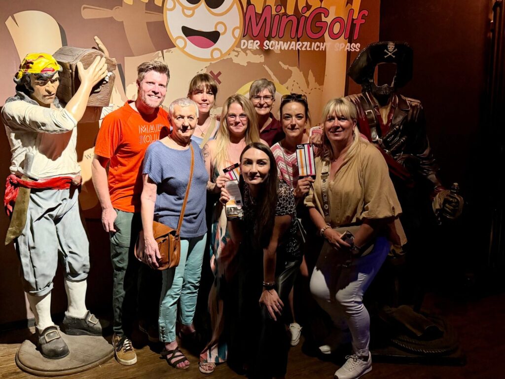 Das rundumfit-Team beim Teamabend im Schwarzlicht-Minigolf